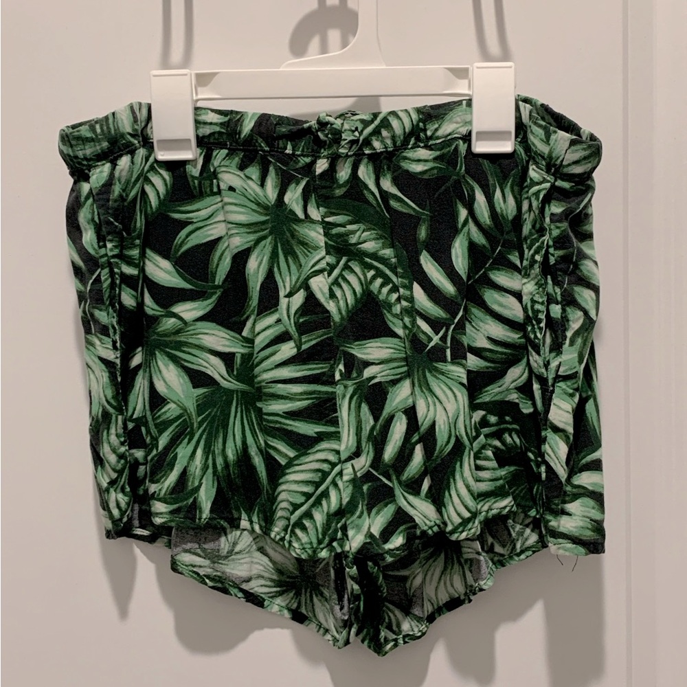 H&M Pacific Island Print shorts
Size 10